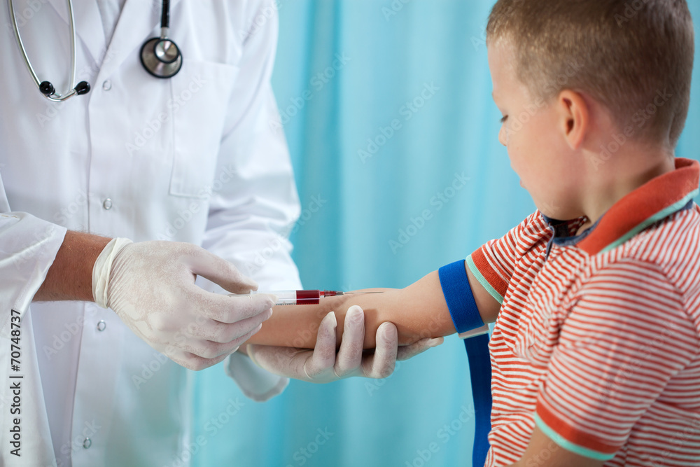 Pediatrician taking blood sample StockFoto Adobe Stock