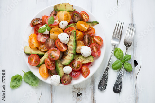 Salad with grilled avocado, tomatoes and mozzarella, above view