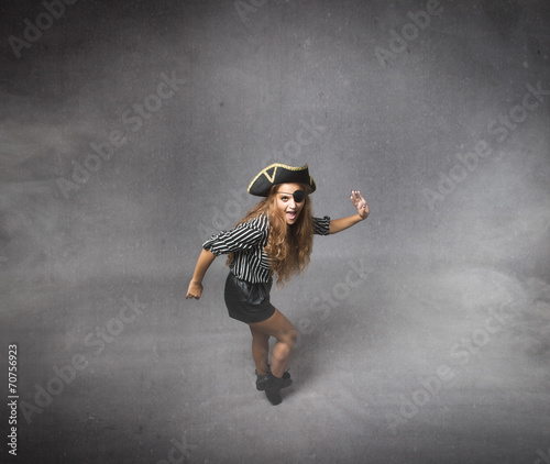 Photo pirate dancing in a moonwalk style