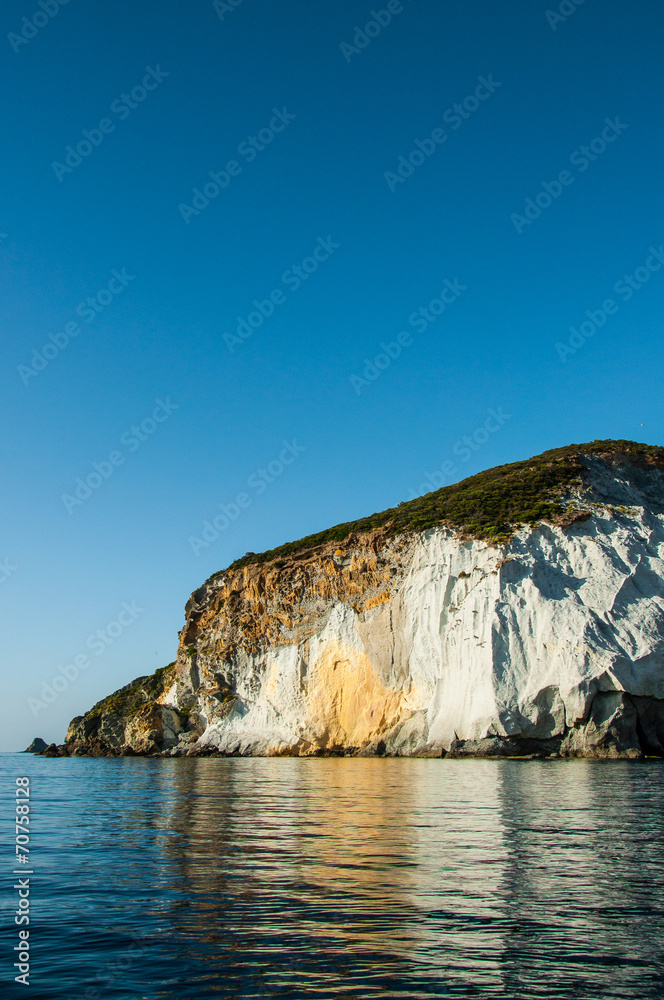 Naklejka premium Riflessi argento sull'isola di Ponza