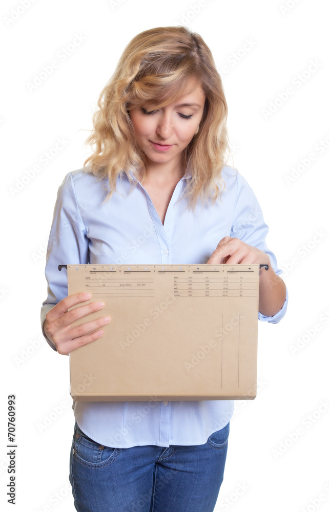 Sekretärin mit blonden Locken schaut in Akte