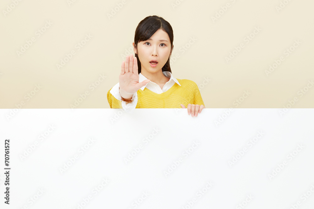 メッセージボードと制止する女性 メッセージボードと制止する女性