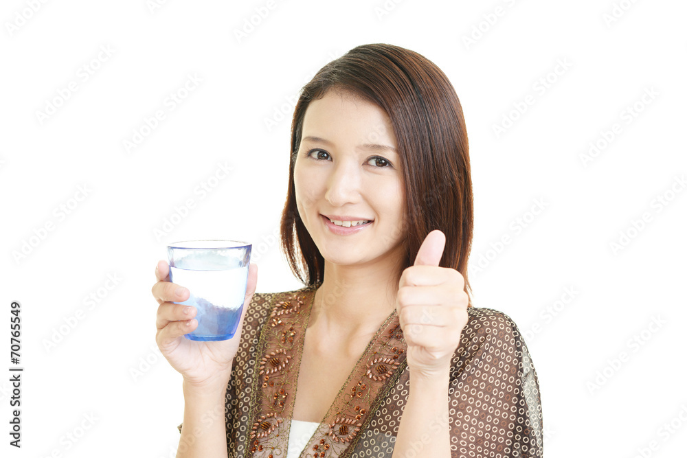 水を飲む笑顔の女性