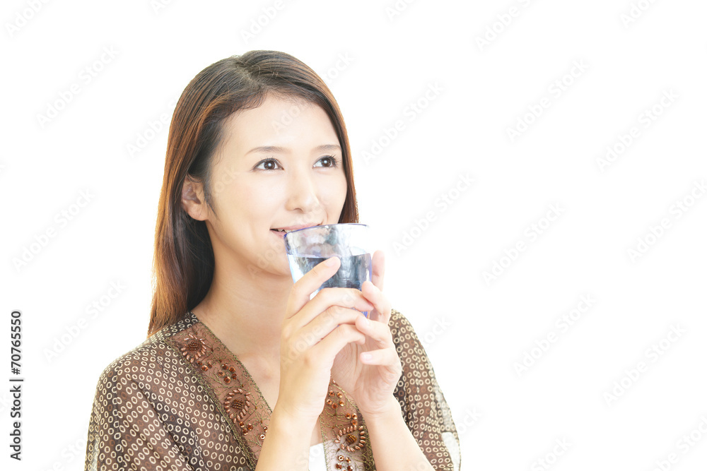 水を飲む笑顔の女性