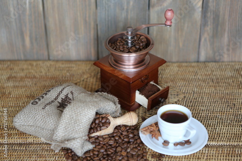 Кофейные зерна и кофемолка
