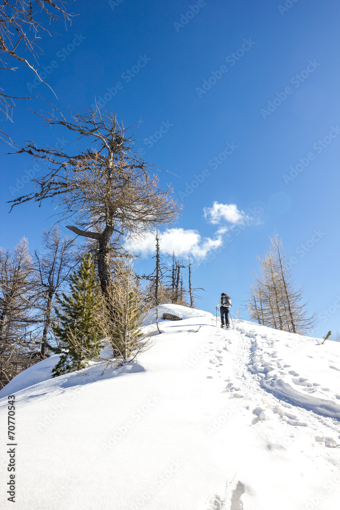 Obraz premium Ragazza ciaspola in montagna