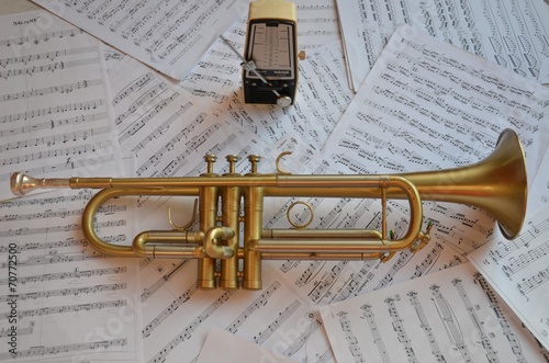Trompette instrument de musique cuivre et métronome