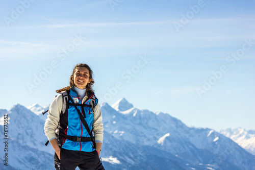 ragazza con racchette da neve in montagna