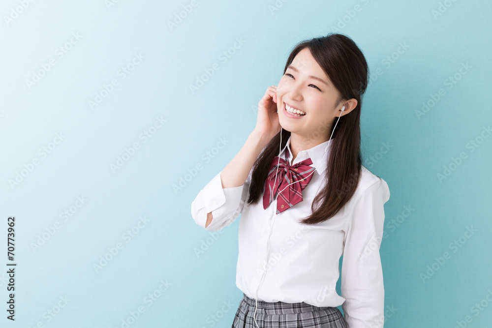 音楽を聴く学生 音楽を聴く学生