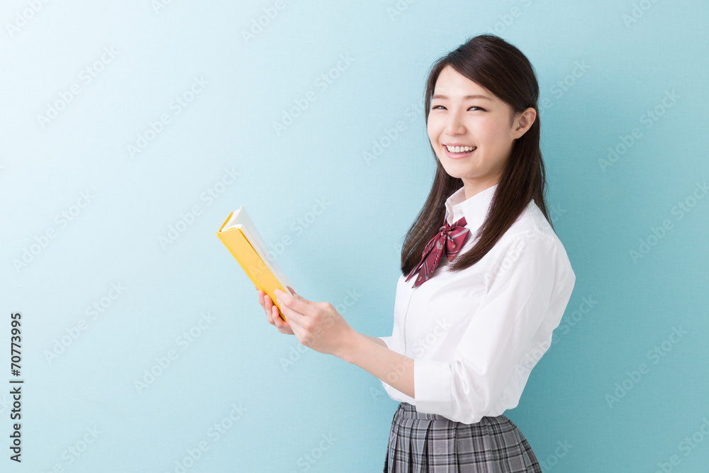 本を読む学生 本を読む学生
