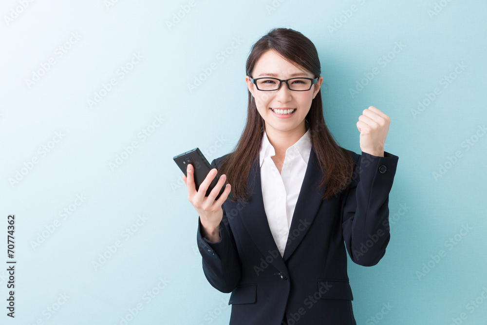 スマートフォンを見る女性 ビジネス スマートフォンを見る女性 ビジネス