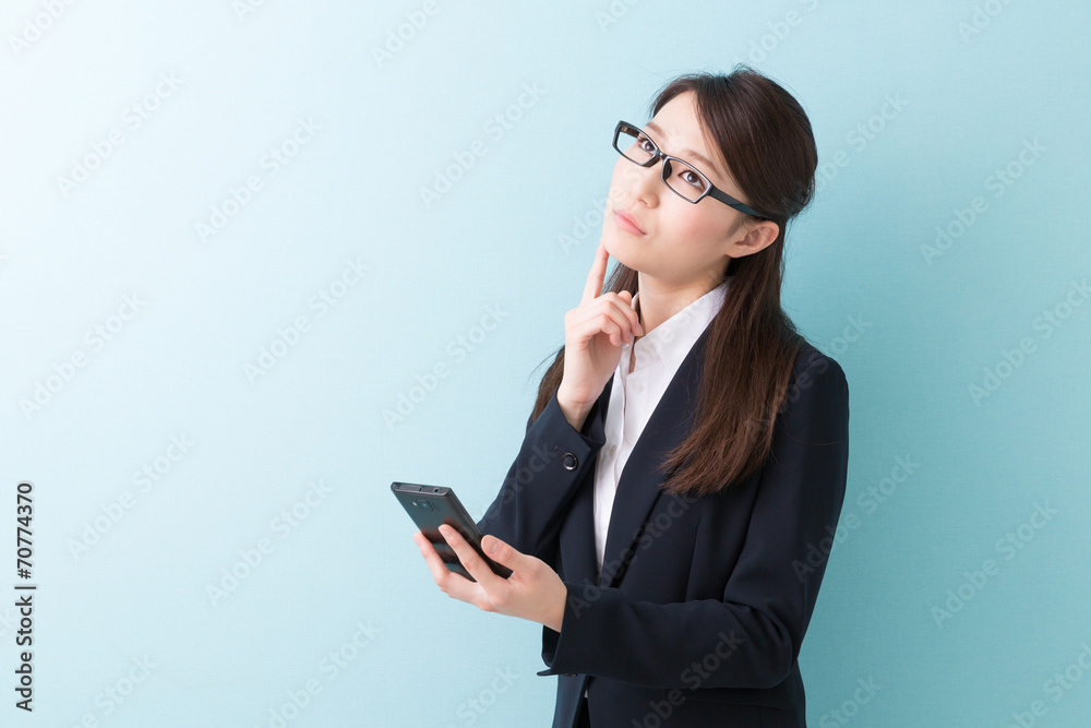 スマートフォンを見る女性　ビジネス
