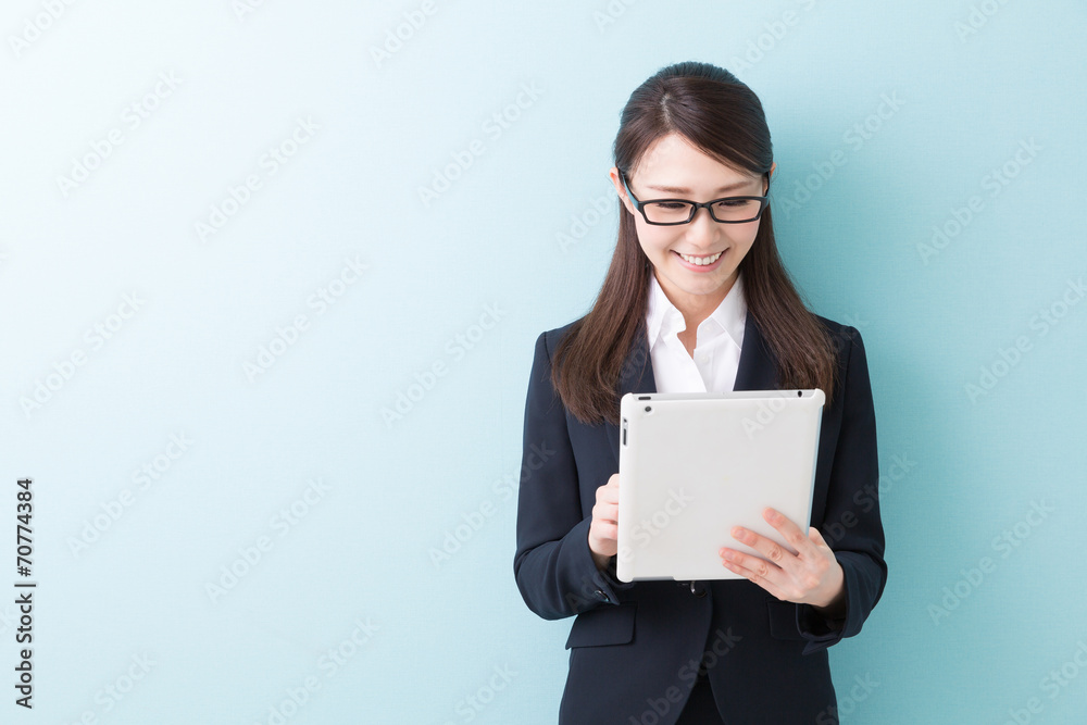 タブレットを持つ女性 ビジネス タブレットを持つ女性 ビジネス