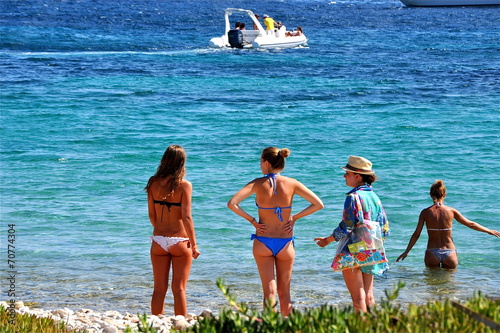 Frauen im Bikini warten auf die Jungs im Boot photo