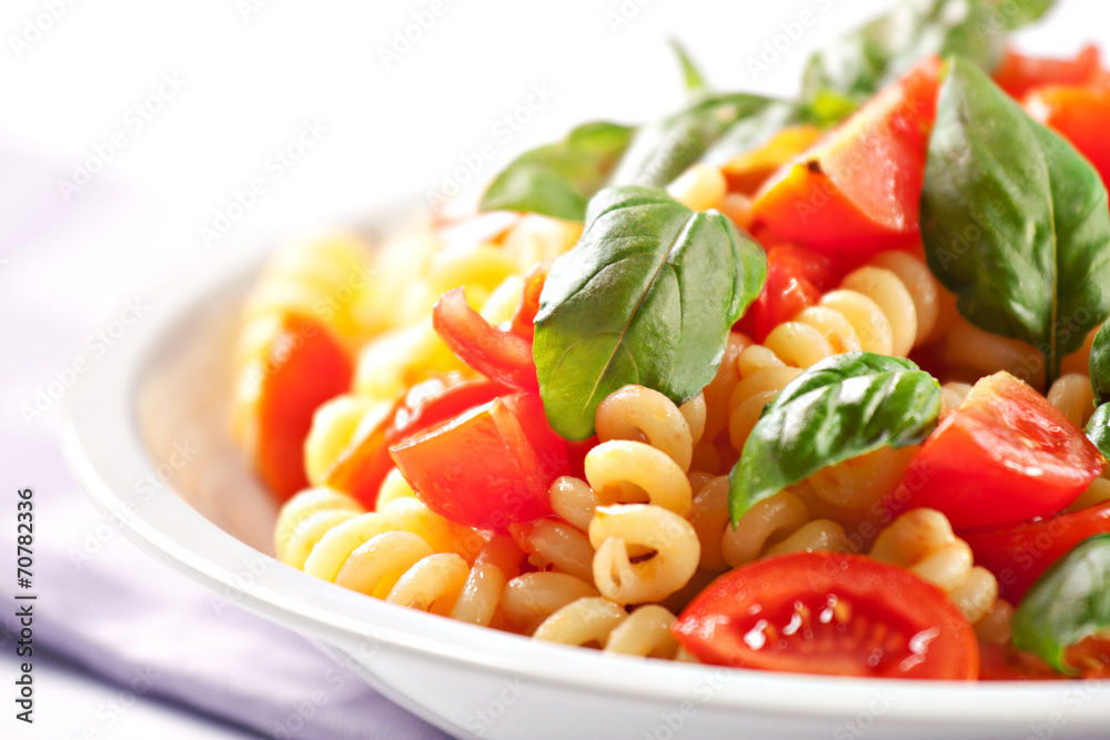 Pasta with fresh tomatoes and basil