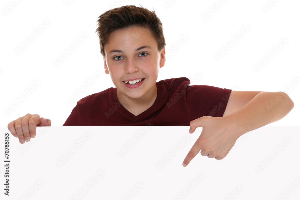 Junge oder Teenager zeigt auf leeres Schild mit Copyspace Junge oder Teenager zeigt auf leeres Schild mit Copyspace