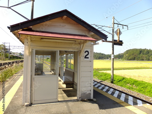 駅のホームの待合室