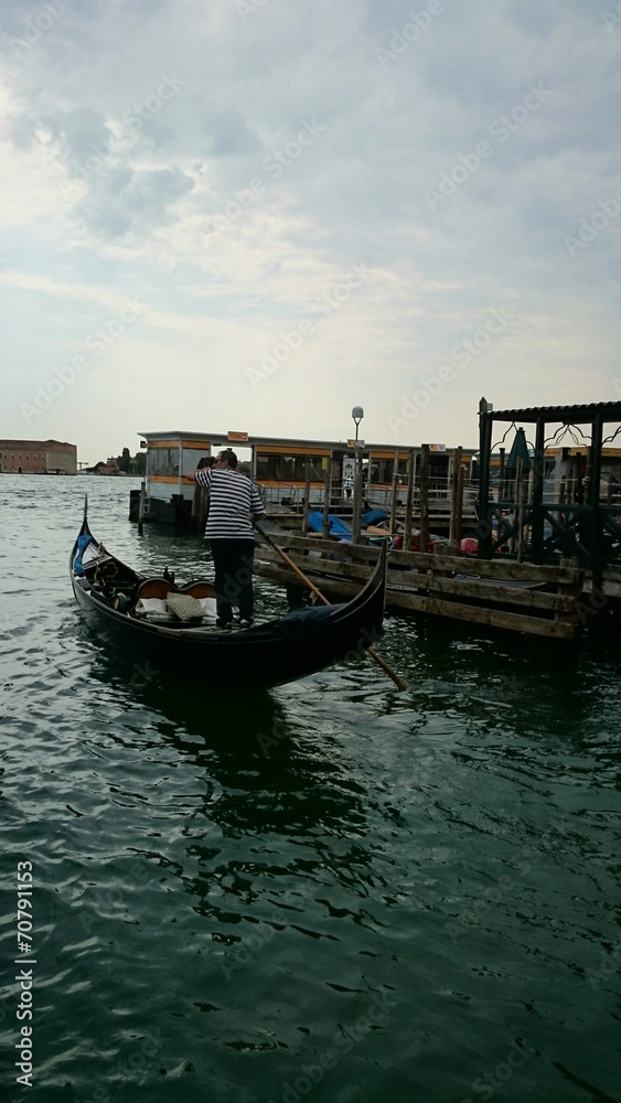 Gondoliere lenkt Gondel in Venedig