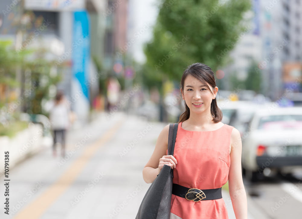 歩道を歩く女性 歩道を歩く女性