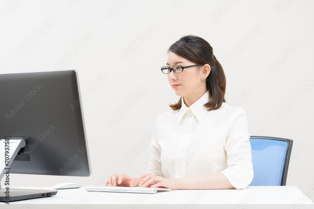 仕事する女性