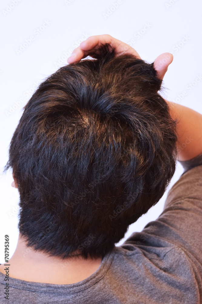 Fototapeta premium 前髪をかき上げる30代の男性