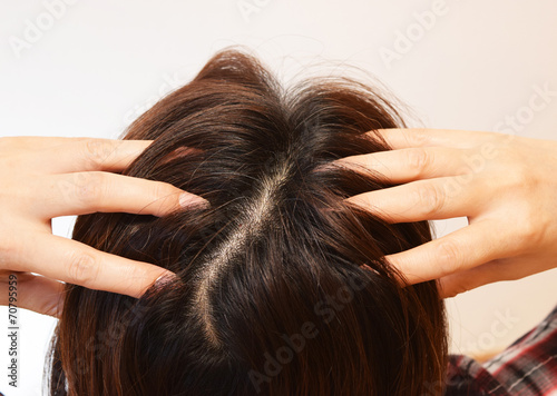 頭皮をマッサージする30代の女性