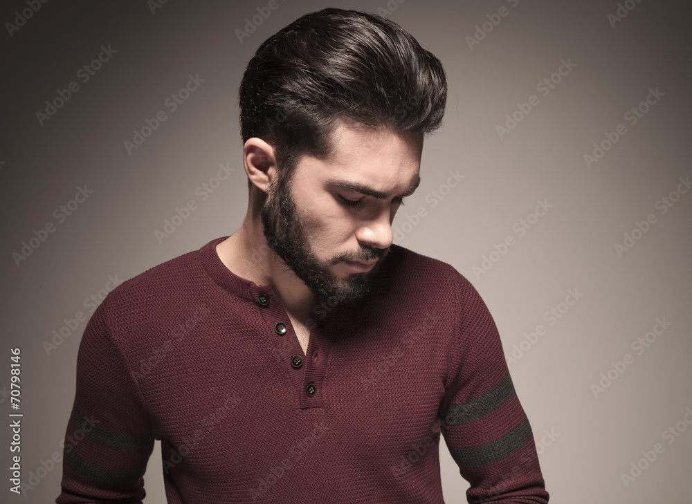 Obraz premium man wearing a burgundy sweater, looking down