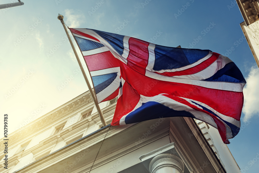 Naklejka premium Flaga Wielkiej Brytanii w budynku rządowym