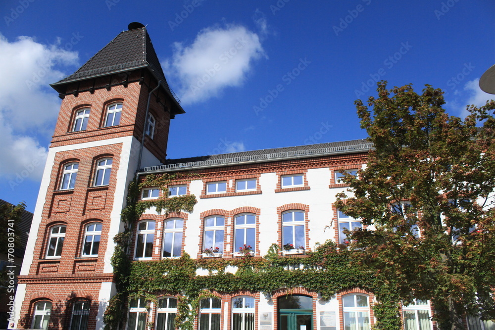 Fototapeta premium Rathaus der Gemeinde Woltersdorf bei Berlin