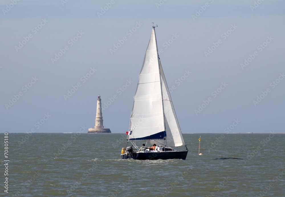 voilier navigant devant le phare de cordouan