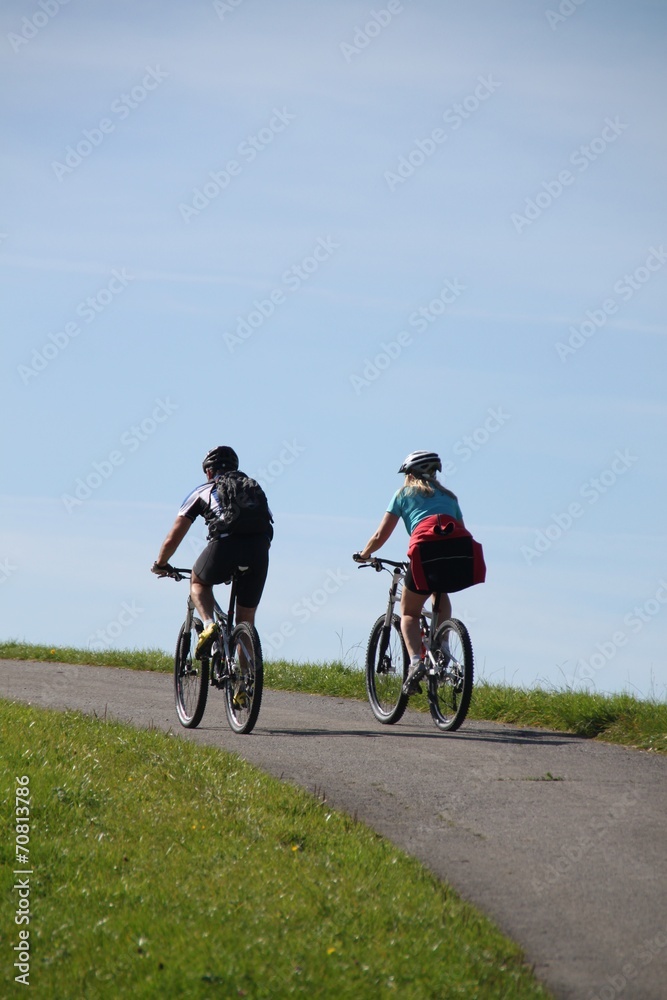 Obraz premium Paar beim Mountainbiken