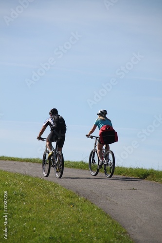 Paar beim Mountainbiken