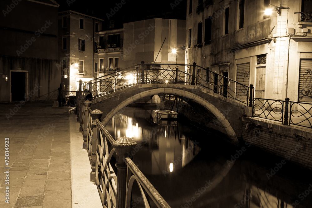Fototapeta Kanał wenecki późno w nocy z mostem oświetlającym ulice
