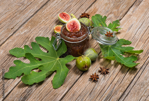 Fototapeta Naklejka Na Ścianę i Meble -  jam of green figs and fresh fruit