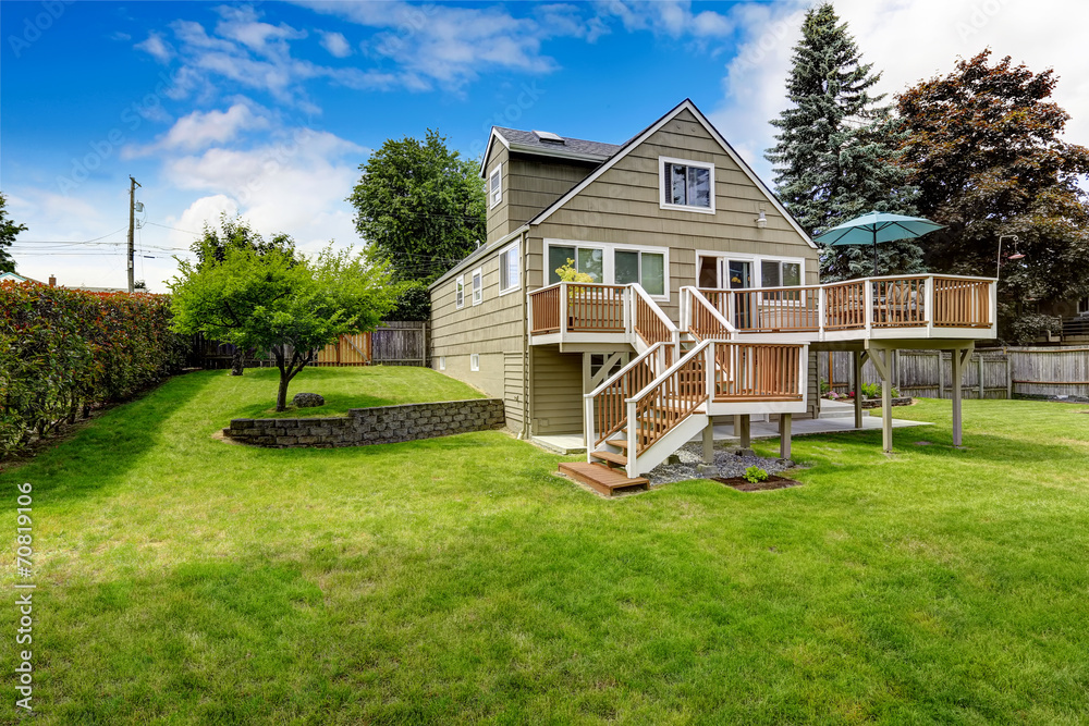 Obraz premium Brown walkout deck with white trim. Backyard view