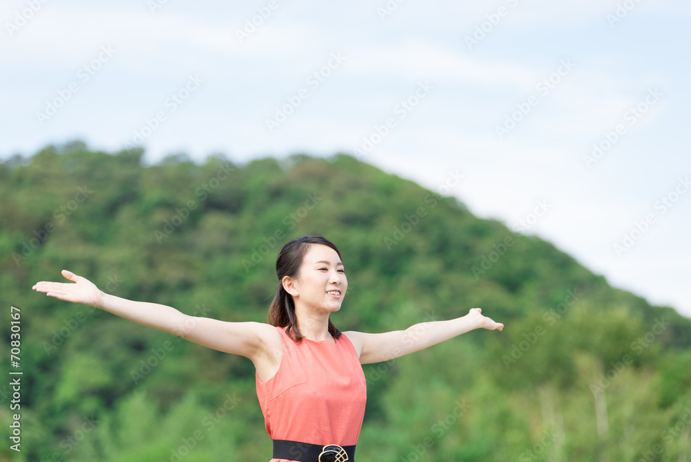 両腕を使う女性