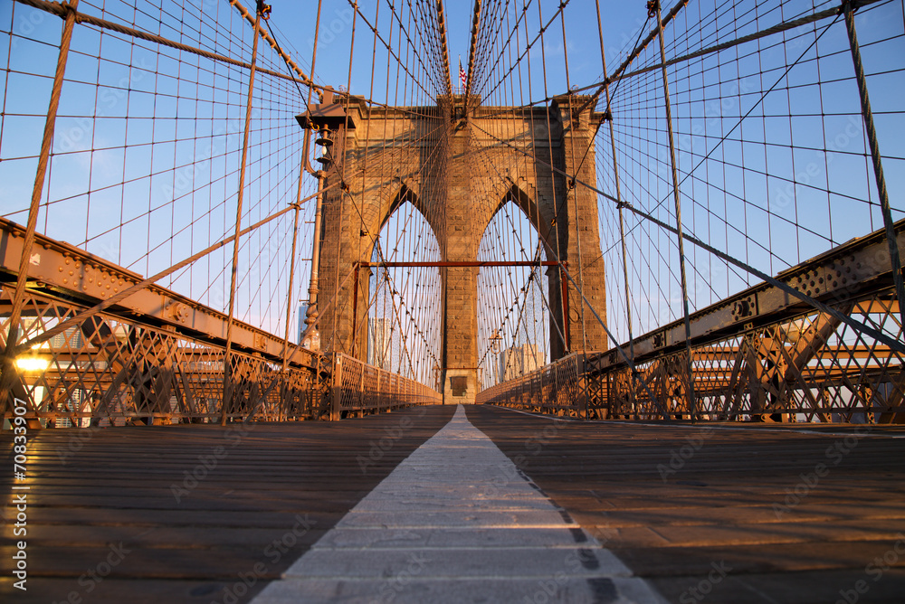 Fototapeta premium Brooklyn Bridge o wschodzie słońca, Nowy Jork