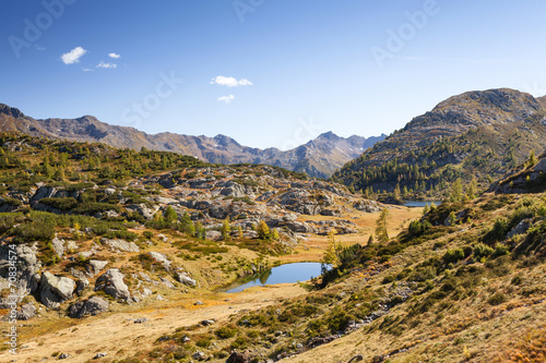 panorama con laghetti alpini