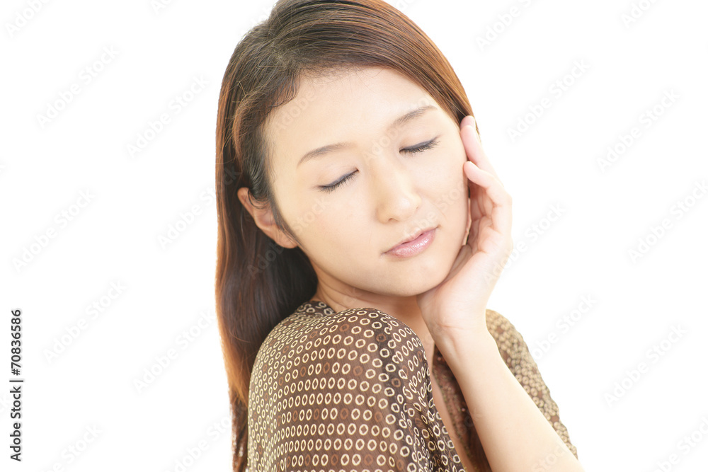 寛ぐ美しい女性