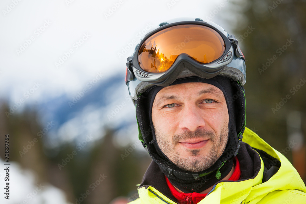 Portrait of male skier - obrazy, fototapety, plakaty 