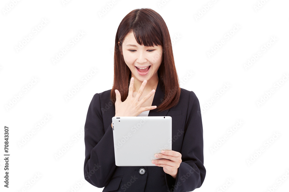 タブレットを持って驚くビジネスウーマン タブレットを持って驚くビジネスウーマン