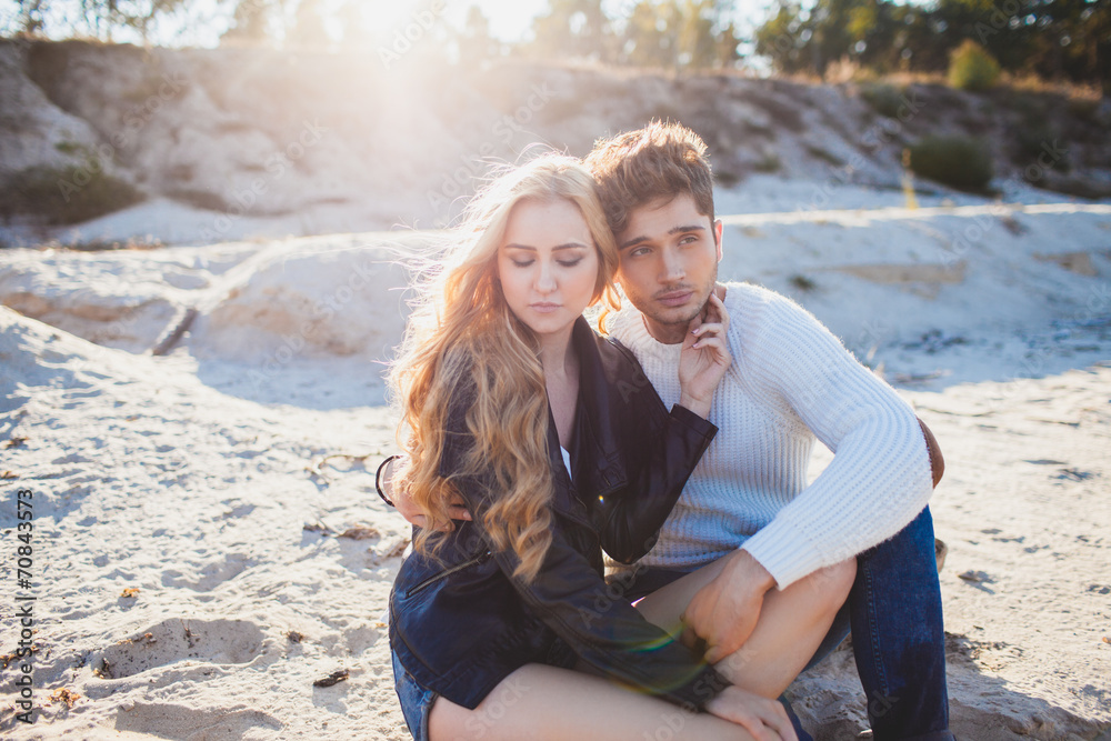 Obraz premium couple in love on the beach in autumn