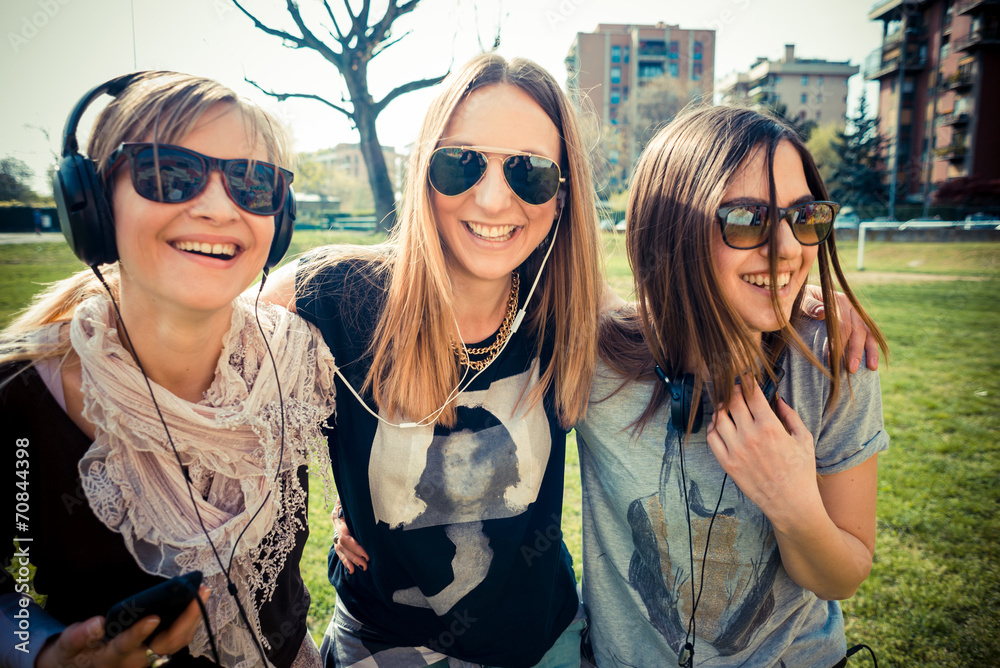 Obraz premium three beautiful friends authentic