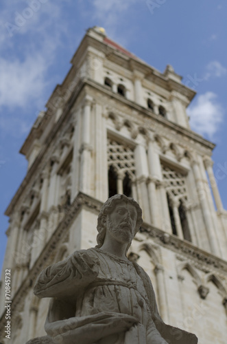 statue and trogir cathedral © Nino Pavisic