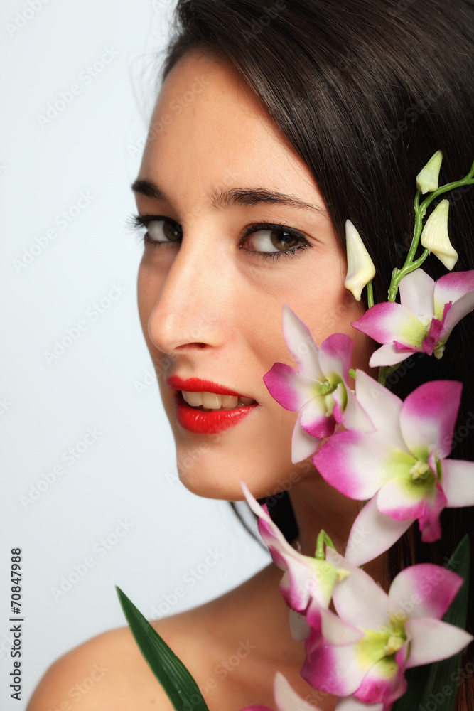 Fototapeta premium Ritratto di ragazza con orchidea
