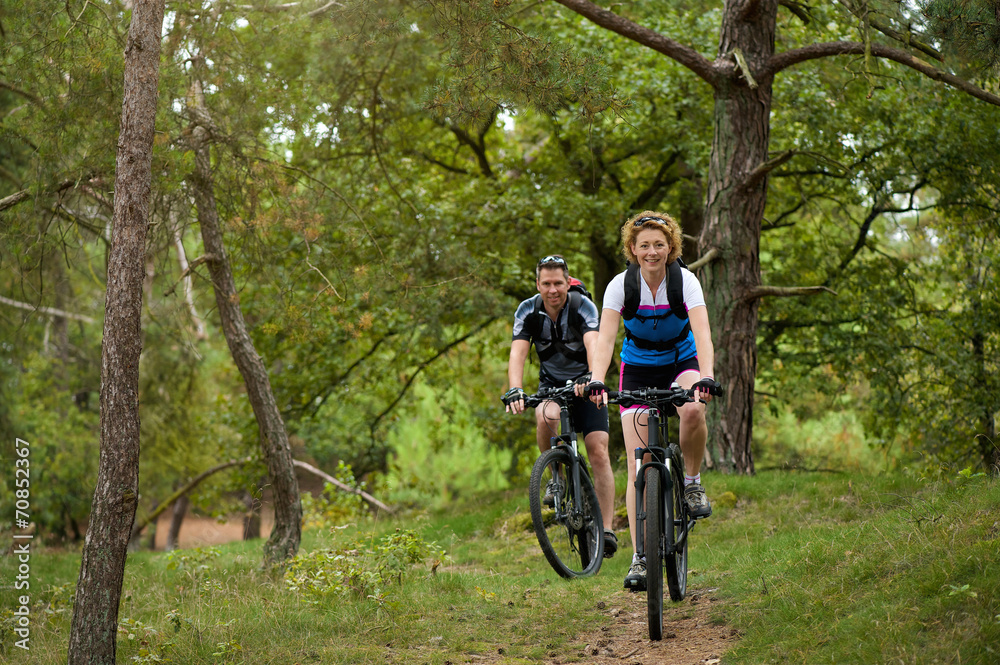Fototapeta premium Healthy couple enjoying a bike ride in nature