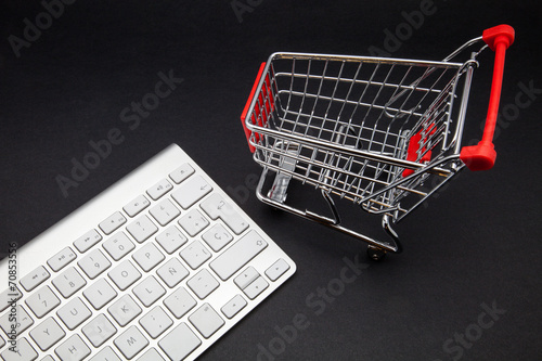 carro supermercado y teclado