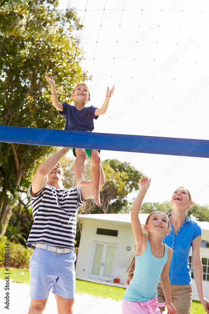 Obraz premium Family Playing Game Of Volleyball In Garden