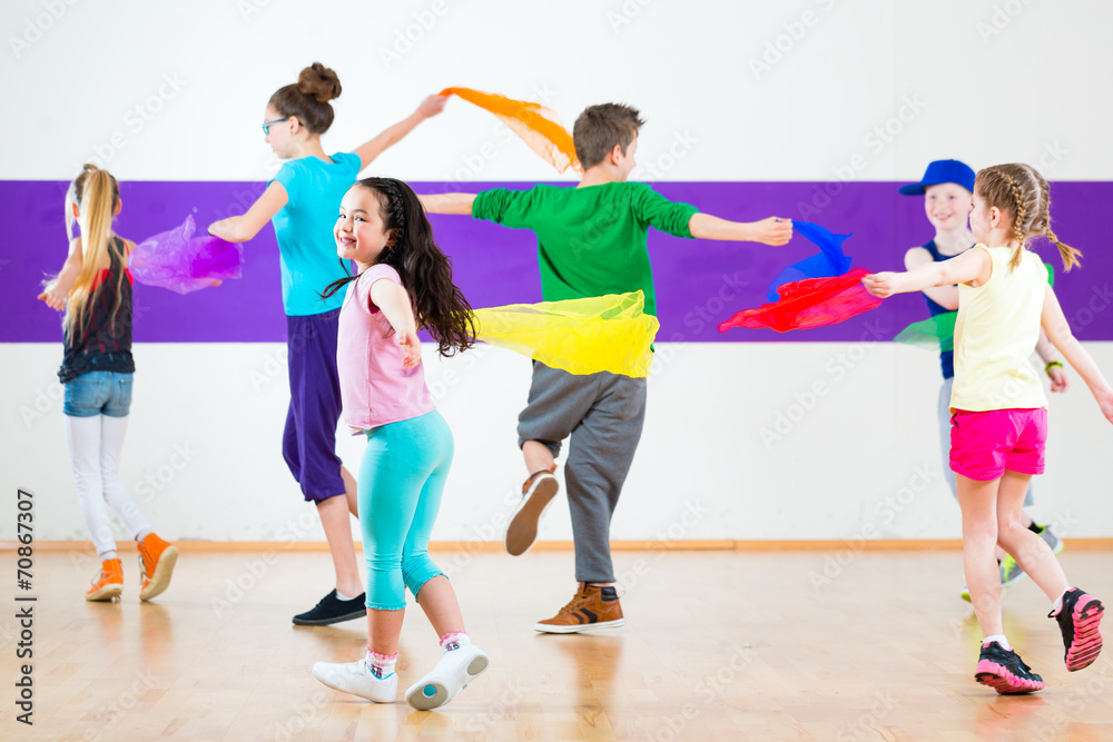 Kinder trainieren in Tanzschule