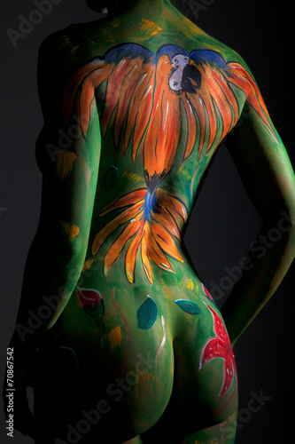 Bodypainting bunt Rückenansicht nackt Frau Nahaufnahme photo